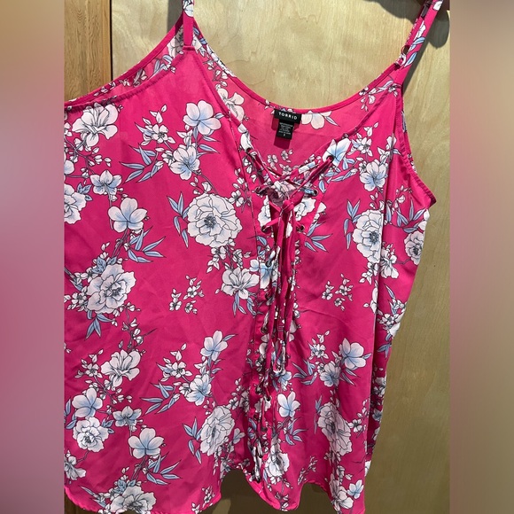 Torrid blouse, Size 3, bright pink with white floral print - Picture 4 of 4